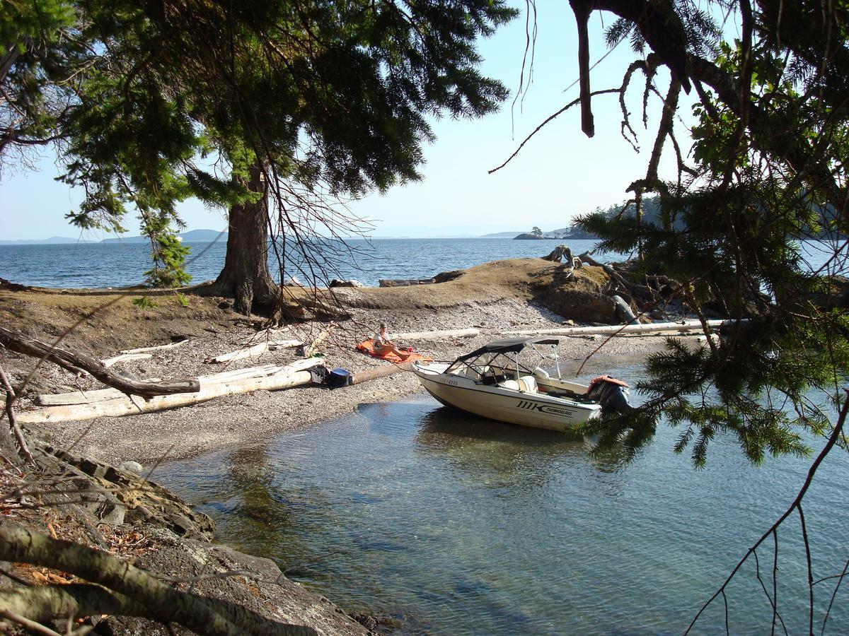 Sticks And Stones Cottage-Arbutus Grove Montague Harbour Экстерьер фото