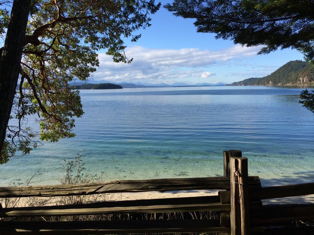 Sticks And Stones Cottage-Arbutus Grove Montague Harbour Экстерьер фото